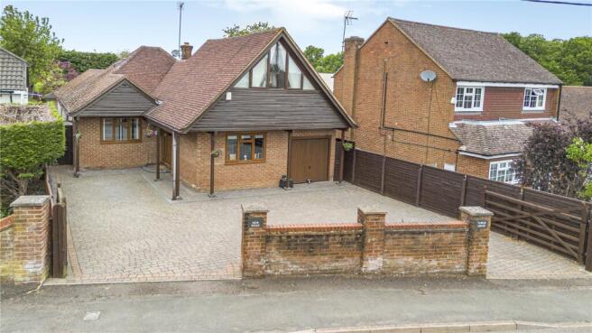 5 bed property, in New Road, £750,000