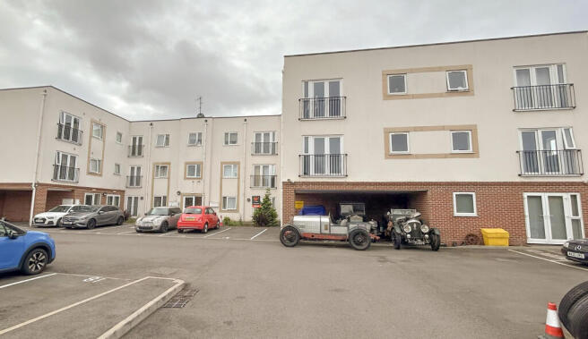 2 bed property, in Lichfield House, £105,000