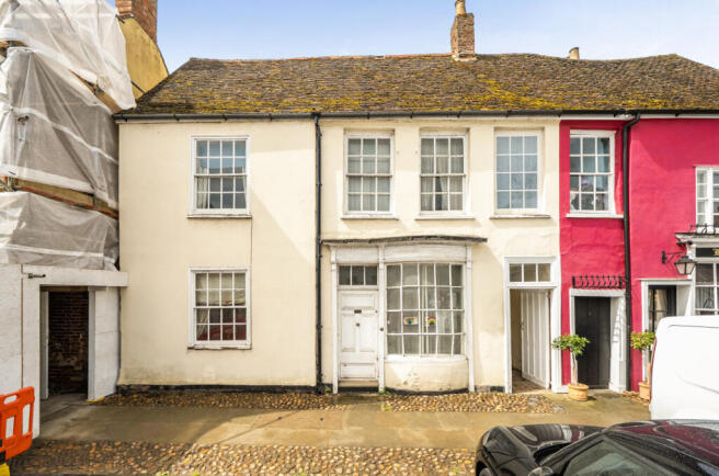 4 bed property, in High Street, £300,000