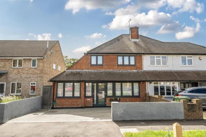 3 bed property, in Cedar Avenue, £700,000