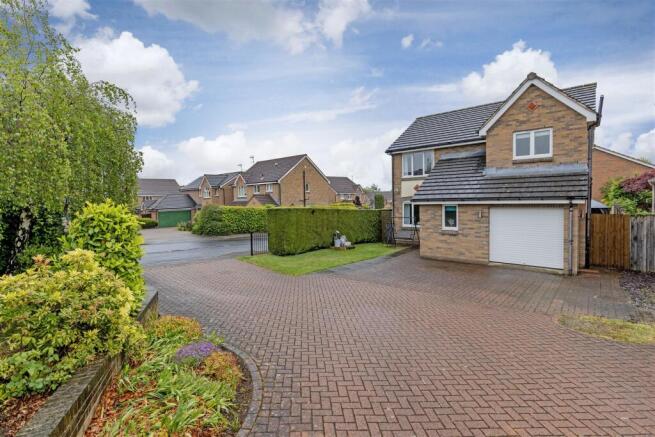 4 bed property, in Whitecotes Park, £375,000