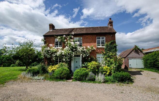4 bed property, in Monkwood Green, £695,000