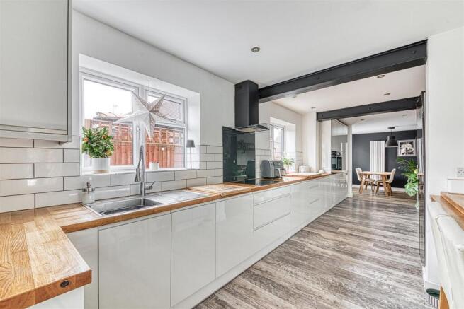 4 bed property, in New Zealand Lane, £550,000
