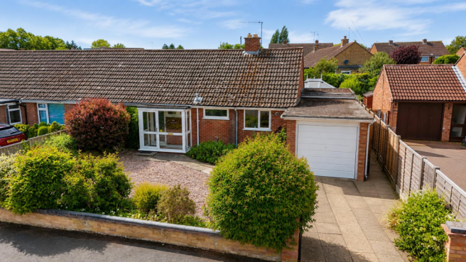 3 bed property, in Cherry Orchard, £395,000