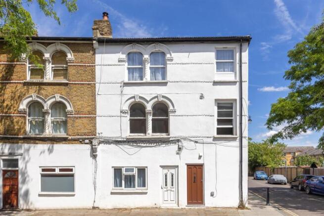 2 bed property, in Maxted Road, £475,000