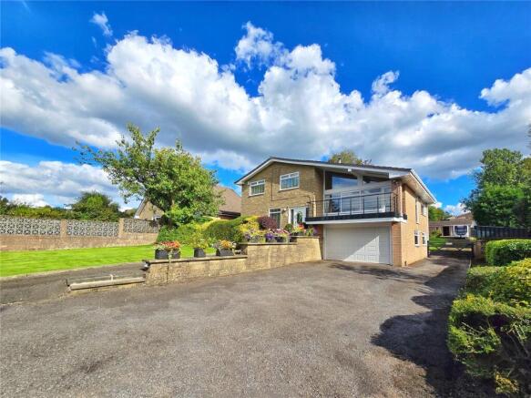 4 bed property, in Oaken Close, £695,000