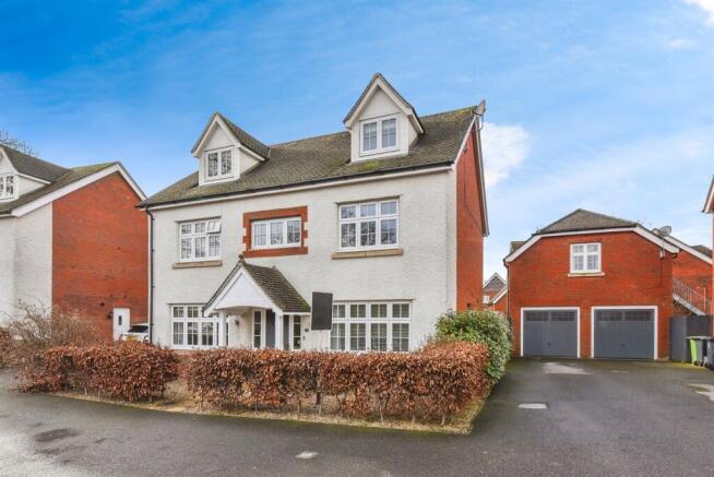 5 bed property, in Wood Leaze, £575,000