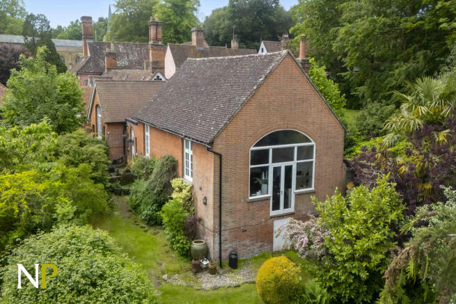 5 bed property, in Lexden Road, £725,000
