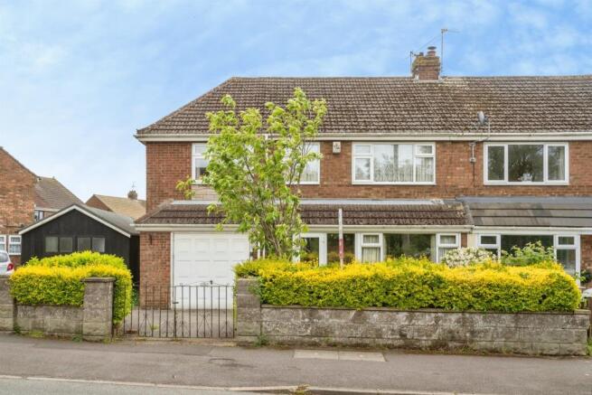 4 bed property, in Willoughby Road, £145,000