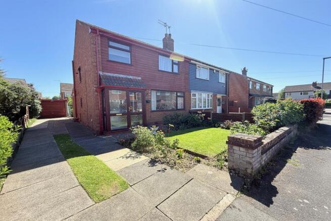 3 bed property, in Brickhurst Way, £230,000