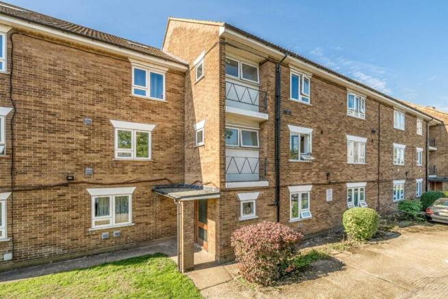 2 bed property, in Lampton Road, £299,950
