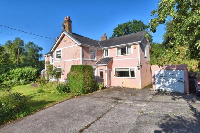 3 bed property, in Brookhouse, £400,000