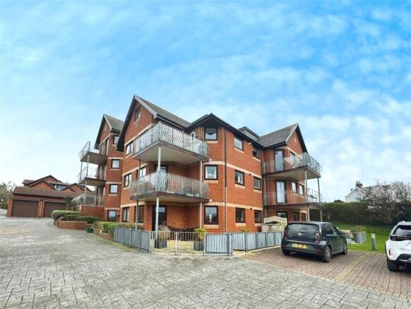 2 bed property, in Raddenstile Lane, £290,000