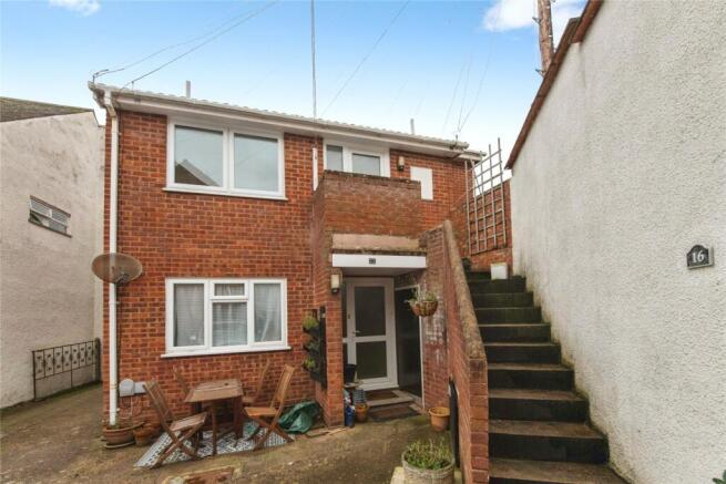 2 bed property, in Meadow Street, £200,000