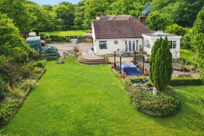 3 bed property, in Pound Green, £585,000