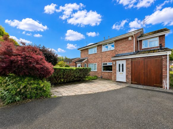 4 bed property, in Larchwood Close, £425,000
