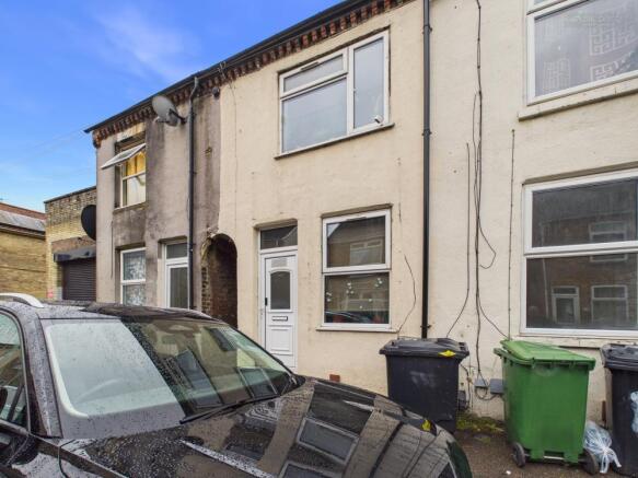 2 bed property, in Clarence Road, £150,000