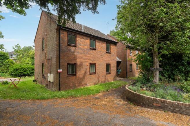 2 bed property, in Prince Albert Gardens, £130,000