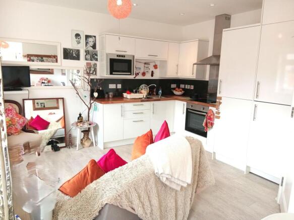 1 bed property, in Heywoods Road, £125,000