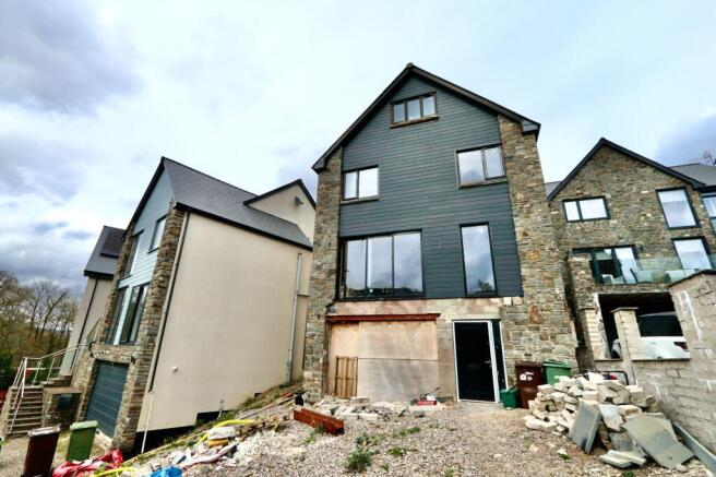 4 bed property, in Chapel Gardens, £310,000
