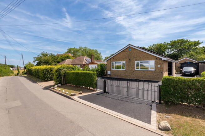 3 bed property, in Bell Farm Lane, £475,000