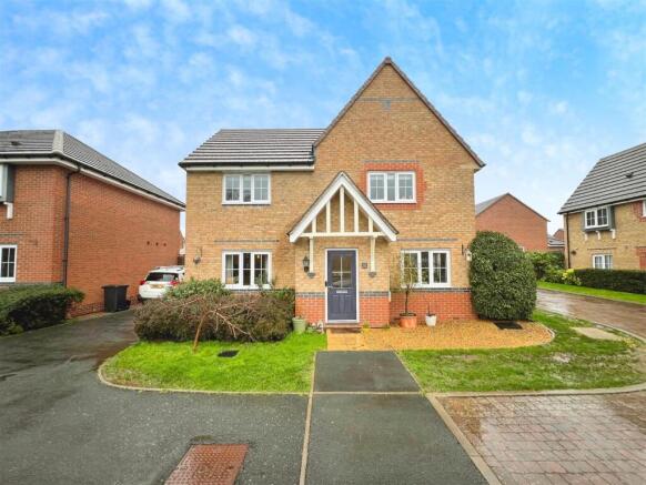 4 bed property, in Whinberry Drive, £430,000