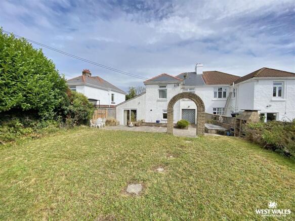 3 bed property, in Crowhill, £230,000