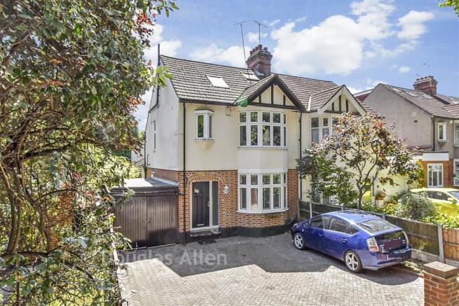 4 bed property, in Main Road, £700,000