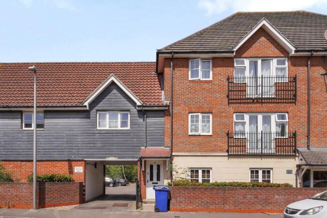 2 bed property, in Caspian Way, £190,000