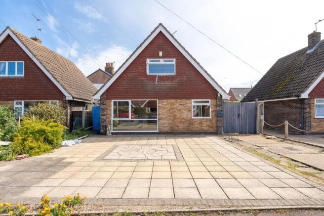3 bed property, in Orchard Close, £220,000