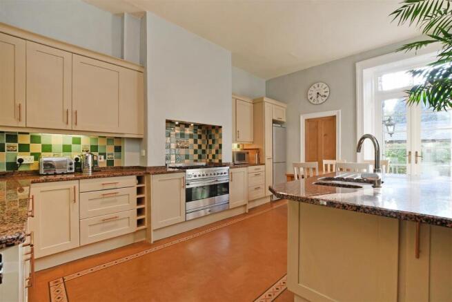 5 bed property, in Wharncliffe Road, £695,000