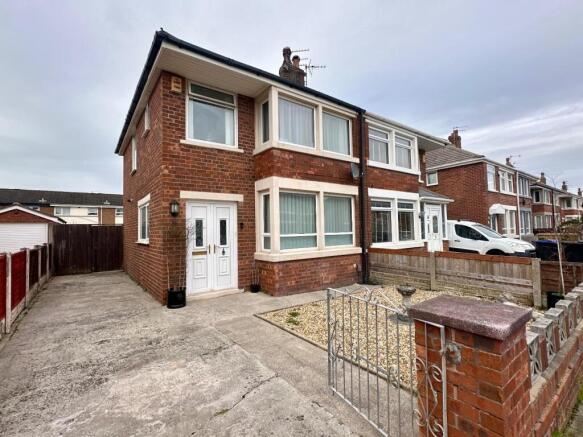 2 bed property, in Helens Close, £169,950