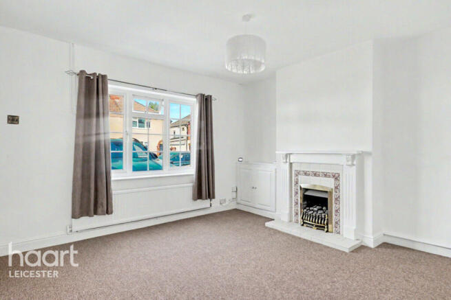 2 bed property, in Kingston Avenue, £200,000