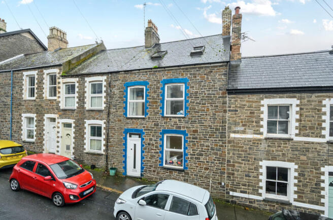5 bed property, in Vaenor Street, £259,000