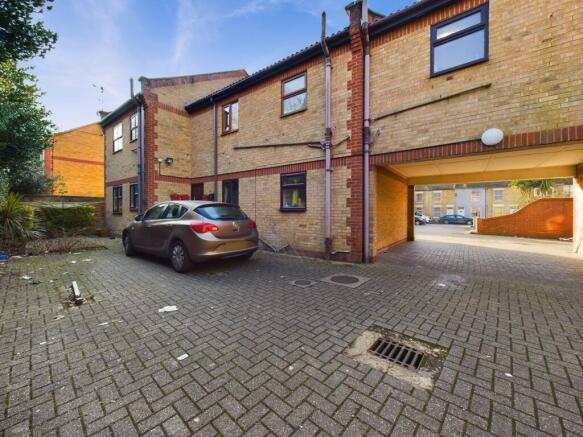 1 bed property, in Monument Street, £79,950