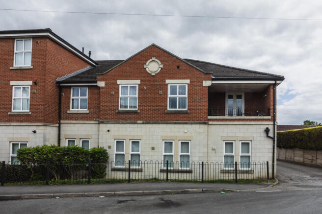 2 bed property, in Ings Lane, £65,000
