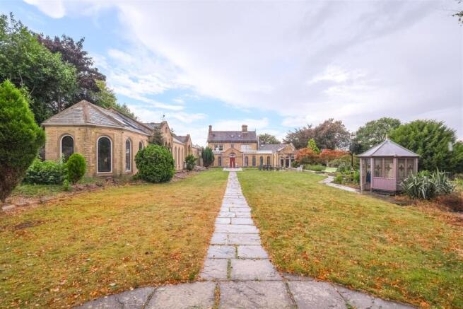 5 bed property, in Woodhouse Lane, £1,995,000