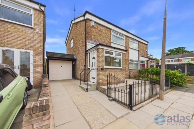 2 bed property, in Oxton Close, £250,000