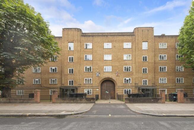 3 bed property, in Dibdin House, £465,000