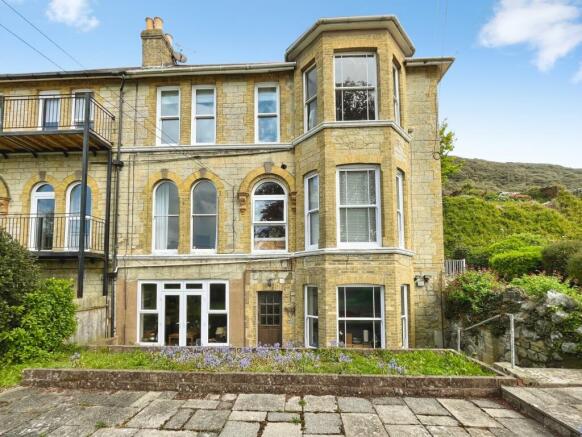 2 bed property, in Southgrove Road, £215,000