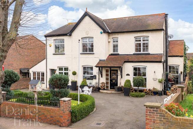 5 bed property, in Castle Avenue, £1,650,000