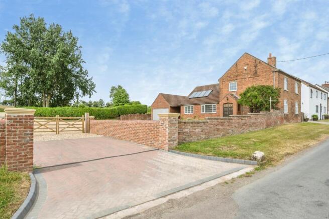 5 bed property, in Middle Bridge Road, £475,000