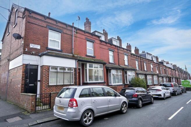 4 bed property, in Sandhurst Place, £150,000
