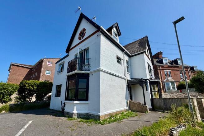 1 bed property, in Northbrook Road, £100,000