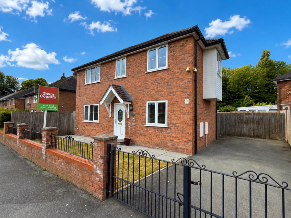 3 bed property, in The Green, £250,000
