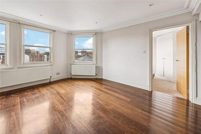 2 bed property, in Blythe Road, £350,000