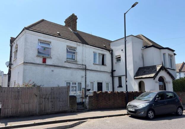2 bed property, in 16C Bury Street, £180,000