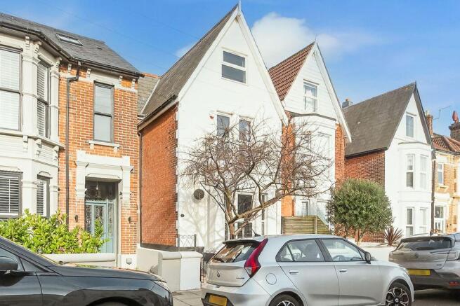 5 bed property, in Inglis Road, £625,000