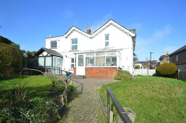 2 bed property, in CLOSE TO OLD VILLAGE * SHANKLIN, £265,000