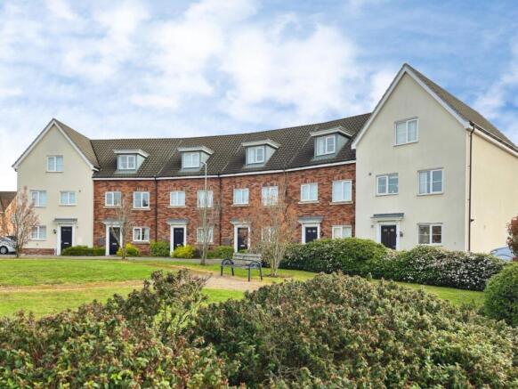 4 bed property, in Teasel Close, £300,000